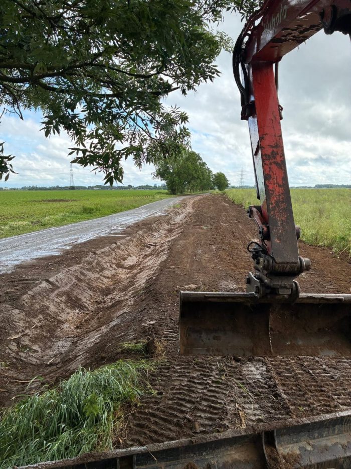Reprofiling ground with the excavator